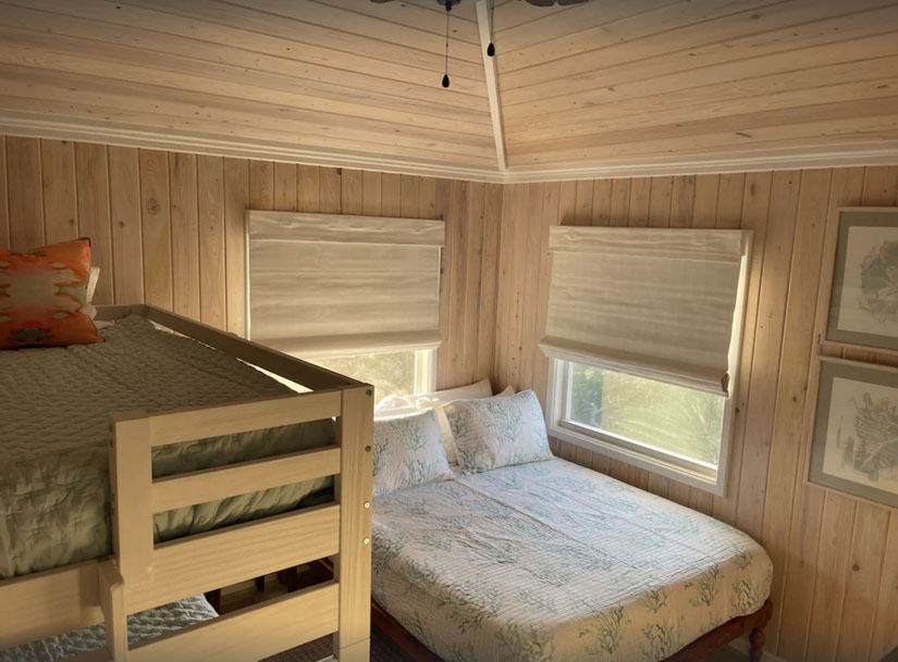 Barefoot Bay queen room with bunk beds